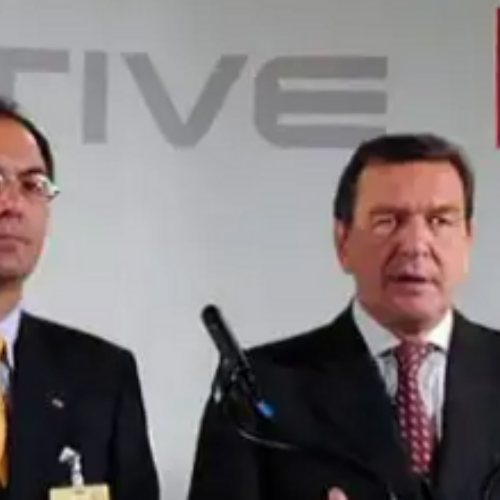 Gerhard Schröder (r.) und Erwin Staudt kurz nach der Gründung der Initiative D21