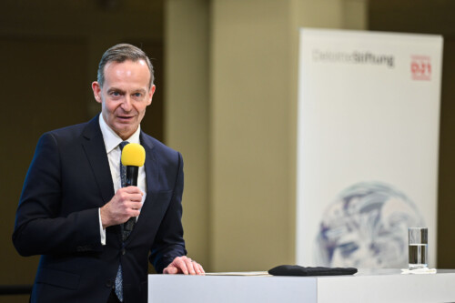 Volker Wissing mit Mikrofon am Rednerpult