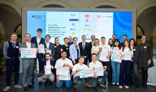 Gruppenfoto der DFC-Gewinner*innen mit Staatssekretär Stefan Schnorr